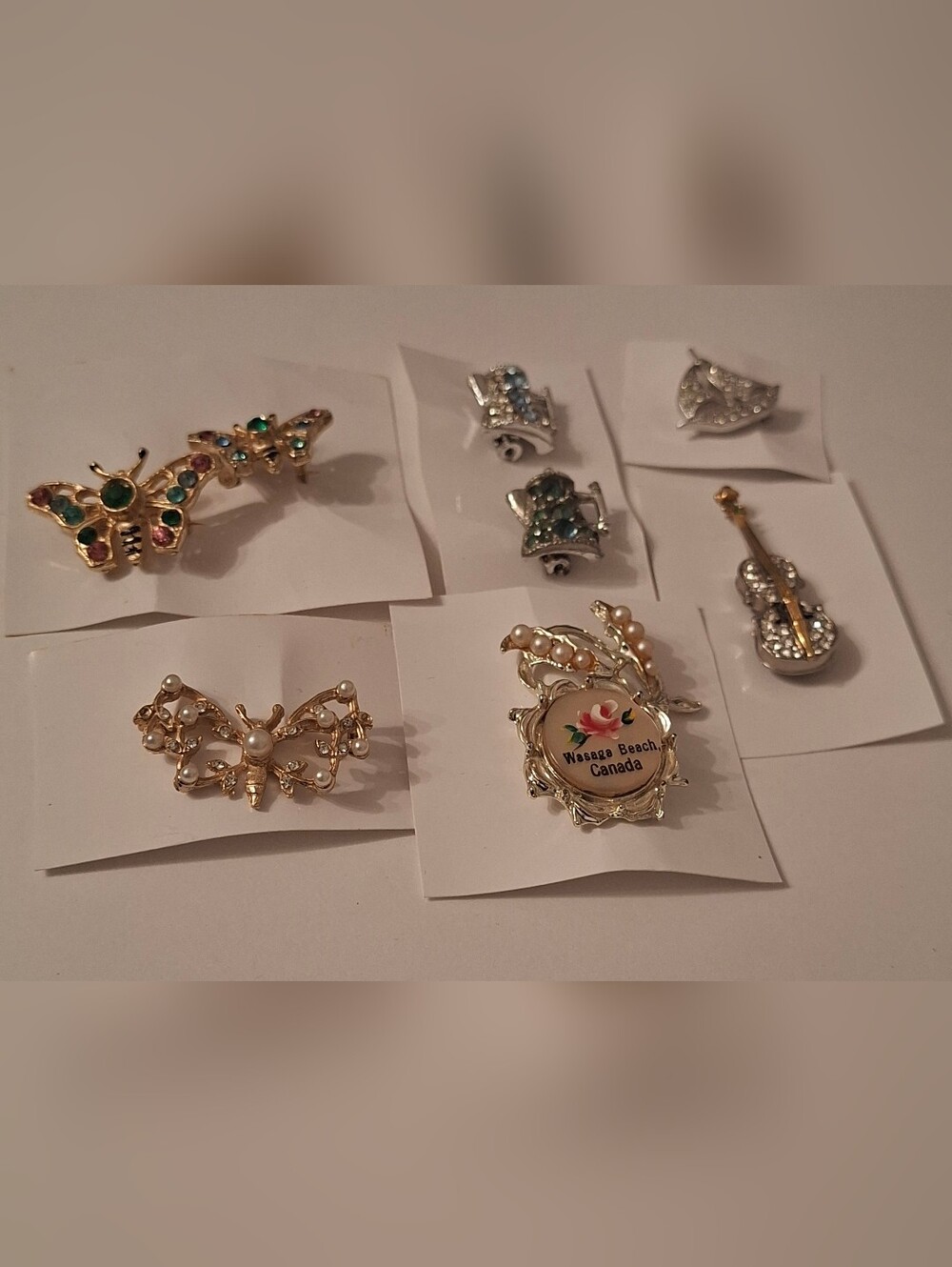Six Pieces Of Vintage Lapel Pins With Rhinestones And Imitation Pearls.